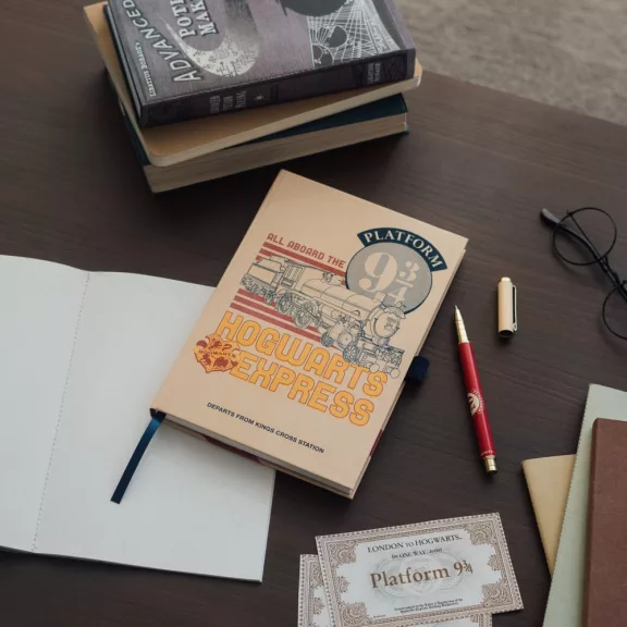 Harry Potter - 9 és 3/4 Vágány prémium A5 jegyzetfüzet tollal Harry Potter - 9 és 3/4 Vágány prémium A5 jegyzetfüzet tollal