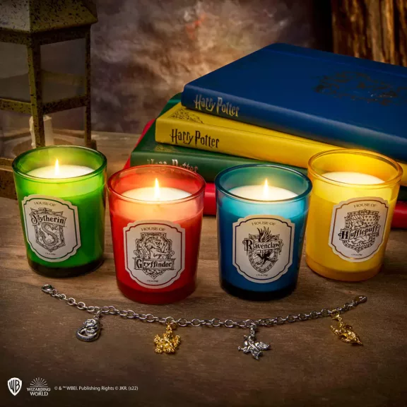 Harry Potter 4 darabos illatgyertya szett házcharmokkal és karkötővel Harry Potter 4 darabos illatgyertya szett házcharmokkal és karkötővel
