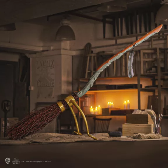 Harry Potter Firebolt - Tűzvillám seprű – Limitált kiadású replika, 165 cm Harry Potter Firebolt - Tűzvillám seprű – Limitált kiadású replika, 165 cm