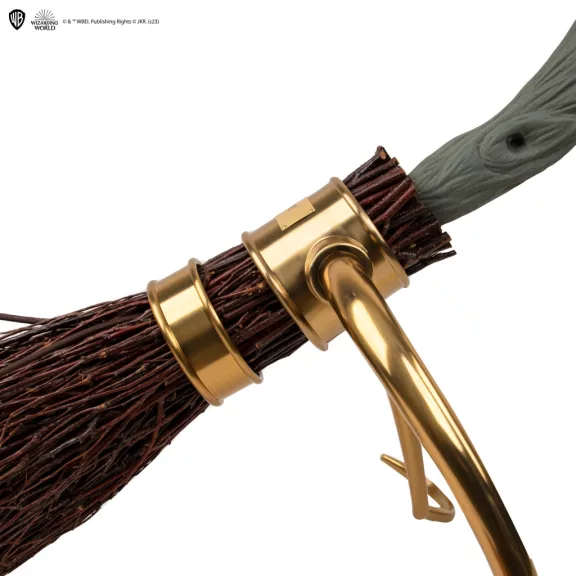 Harry Potter Firebolt - Tűzvillám seprű – Limitált kiadású replika, 165 cm Harry Potter Firebolt - Tűzvillám seprű – Limitált kiadású replika, 165 cm